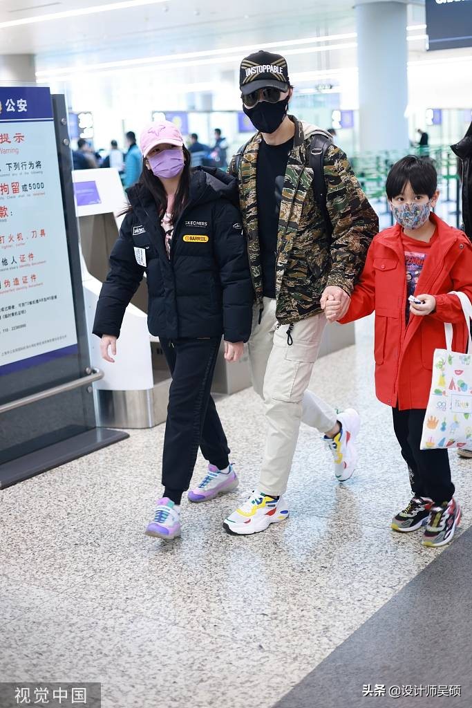 吴尊一家四口现身机场 女儿neinei不惧镜头打招呼