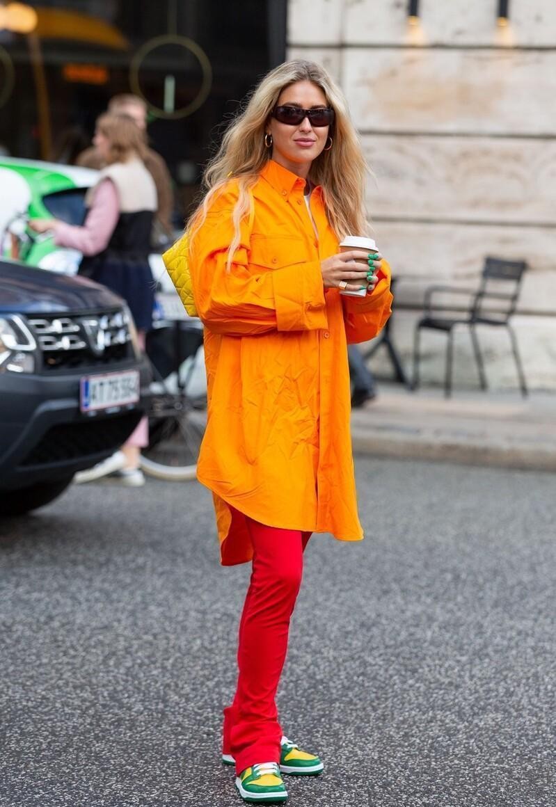 【橘色配哪三种颜色好看】夏天穿点颜色显眼的服装,亮眼的橘色太有