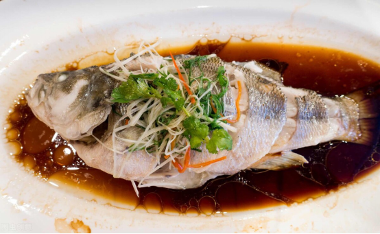 无论蒸什么鱼，用盐和料酒腌制就错了，教你一招，鱼肉洁白还不腥