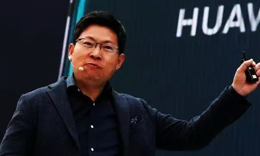 华为高管余承东：尽快淘汰纯燃油车，网友：尽快淘汰4G手机