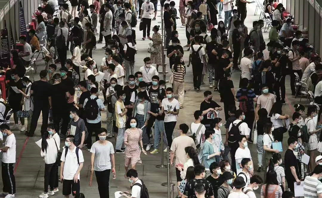 2022届毕业生预计1076万，“就业难”与“招人难”并存，卷到家了