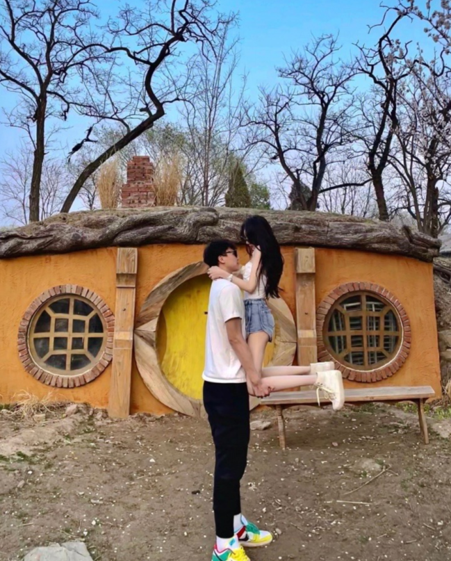 cba哪个女朋友美(齐麟女友社媒晒照秀恩爱,肤白貌美身材苗条,网友嘲讽