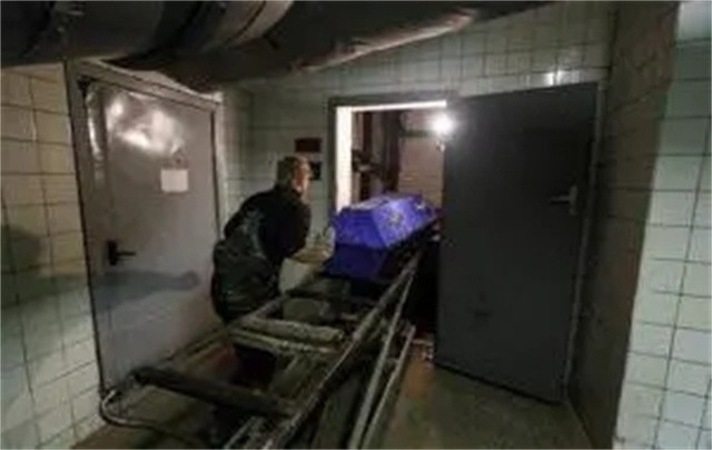 火葬场搬尸工：即使搬运高层住户，也要走楼梯，全程不敢停歇