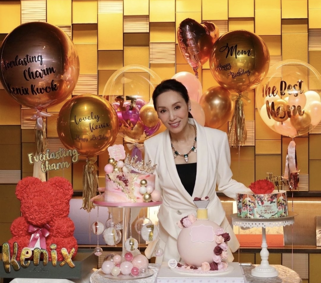 51岁郭可盈晒全家福庆生，与母亲温馨亲吻，熊黛林双胞胎女儿出镜