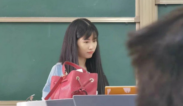安徽某大学女老师走红，复古打扮神似“司藤”，学生们争着来上课