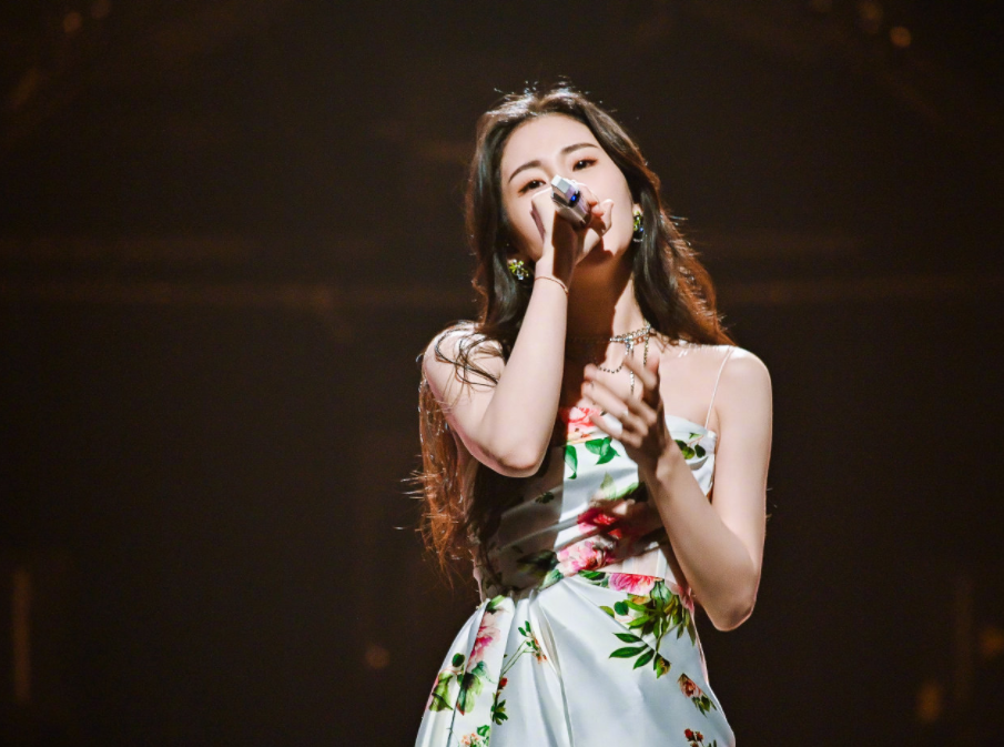 明星清唱名场面，张碧晨惊艳全场，周深简直是“人间百灵鸟”