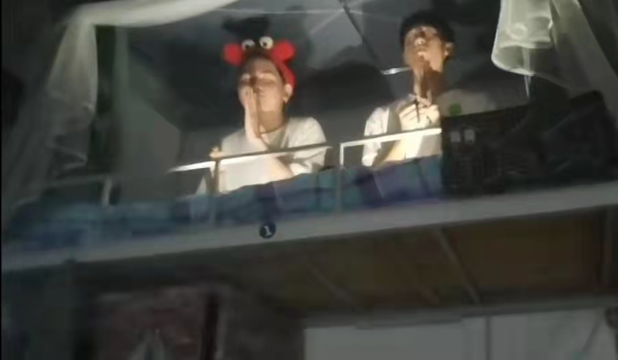 大学“阴间”宿舍走红，堪比大型“祭奠现场”，室友看后睡意全无