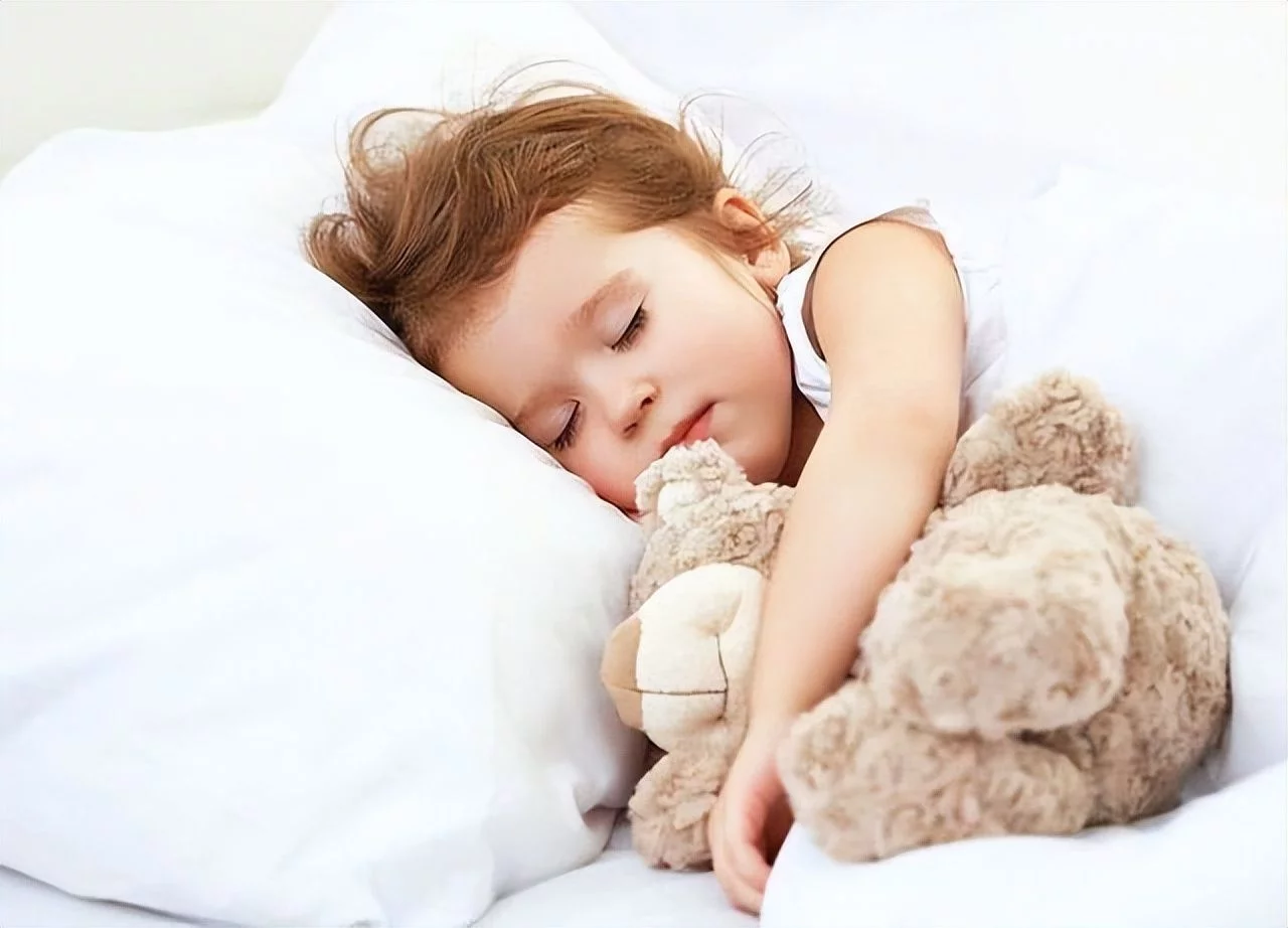 有种睡姿易让孩子头骨变形，还可能拉低颜值，很多父母还傻傻被坑