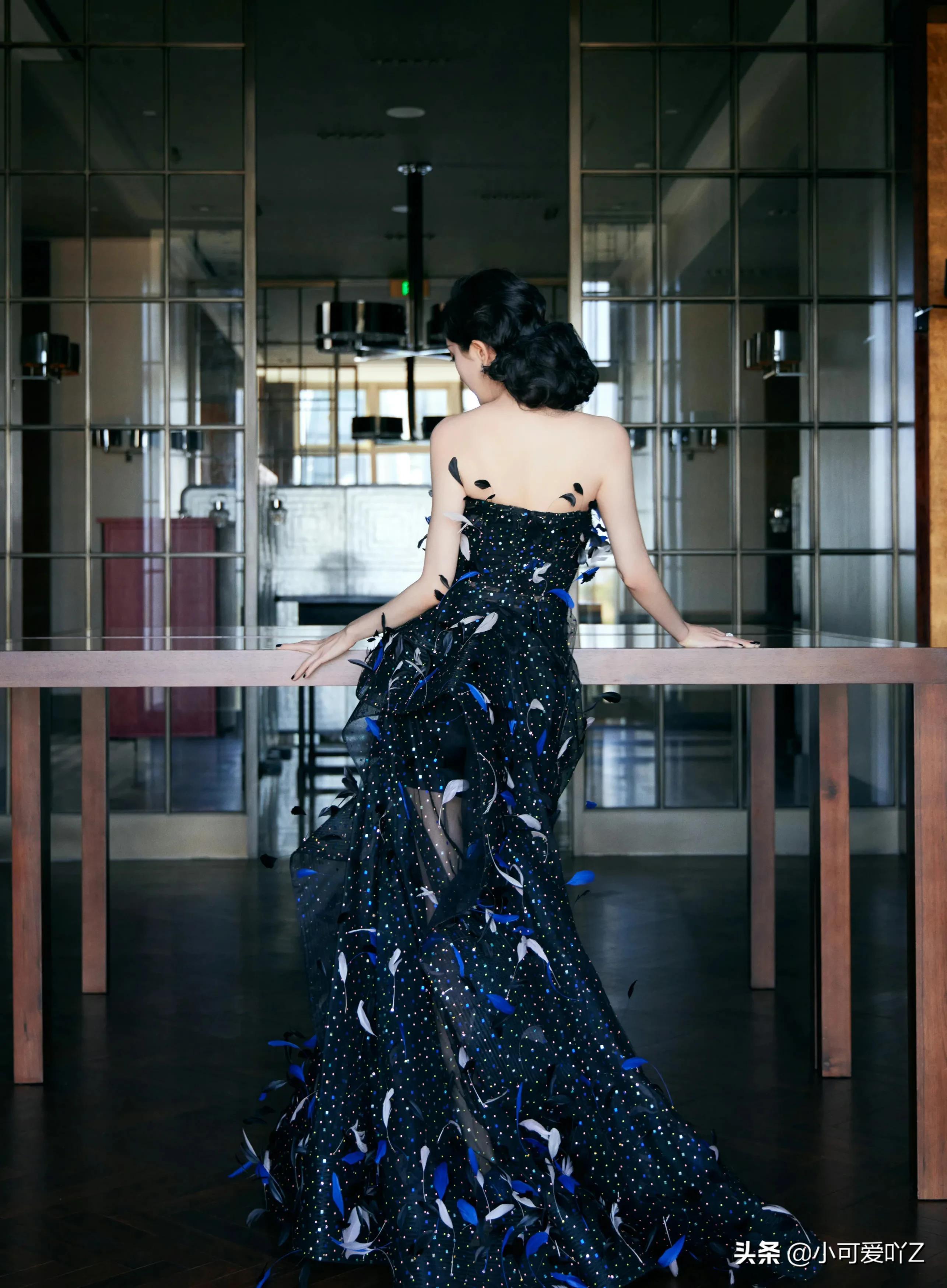 杨幂，复古礼服，波浪卷发，尽显优雅成熟