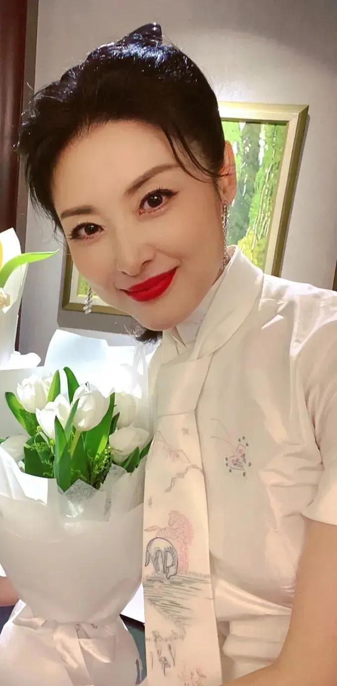 最美主持人周涛，腹有诗书气自华