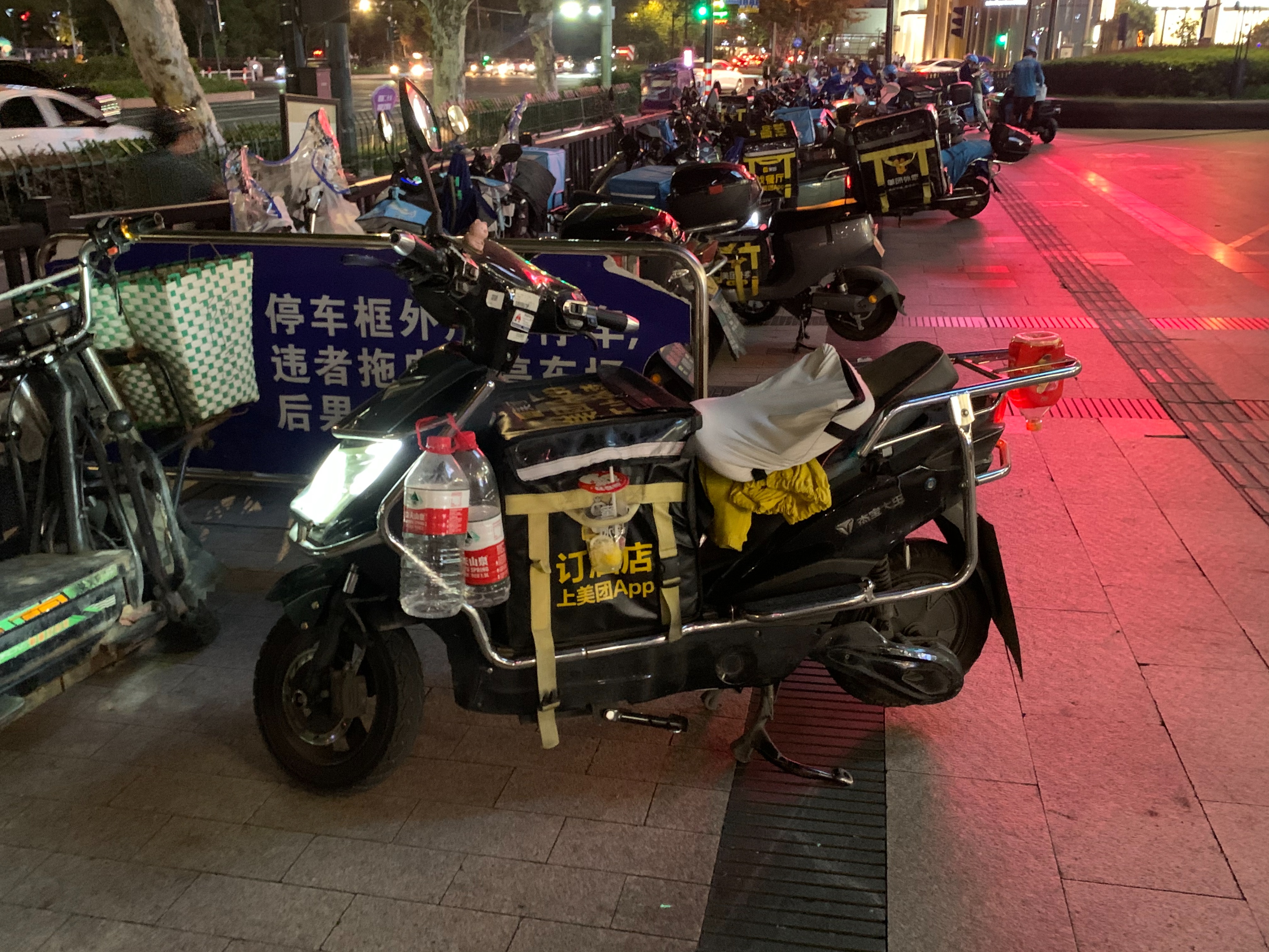 户外劳动者倒在40度的杭州：50岁装修工人患热射病脏器衰竭后去世，外卖员倒在送餐点100米外四肢痉挛
