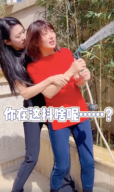 闫学晶与儿媳开心跳操,婆媳关系和谐,现任老公是个谜