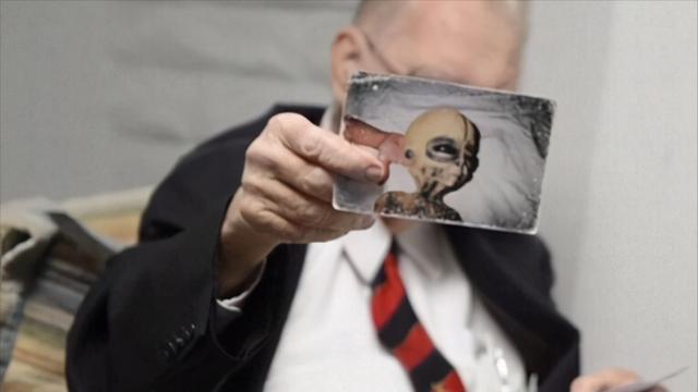 罗斯威尔事件外星幸存者口述:看到士兵拖走大眼外星生物的尸体