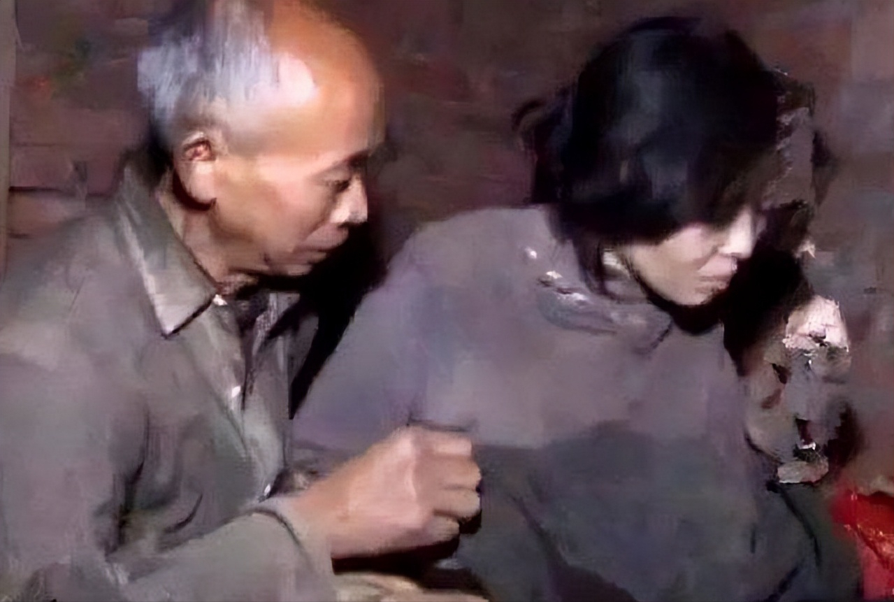1995年四川17岁女大学生被卖进大山，55岁老汉让她住了17年猪圈