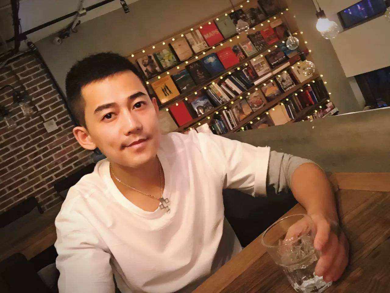 李炜托奶门图片原照 获封为“托奶李天王”图片