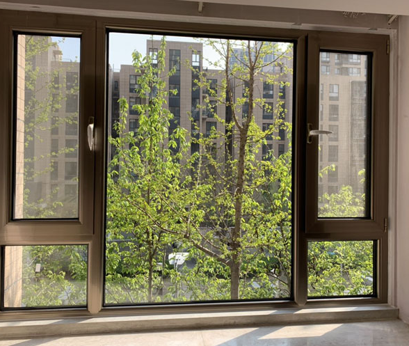 断桥铝的中空玻璃和隔热条可以隔绝20-40分贝的噪音,可以将小区外面