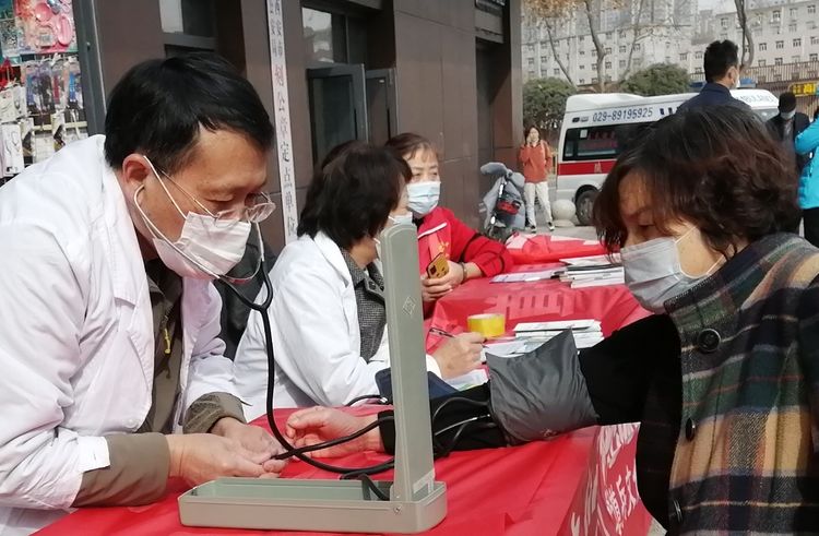 陕西省铁道兵与医疗专家共同开展学雷锋义诊活动 作者：王抗林