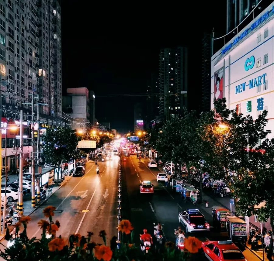 图 | 信阳街景调和百味,方言混杂,是历史上人口流入信阳的结果.