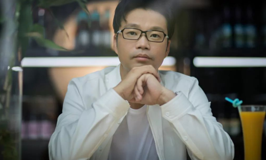 王迅：成名后抛弃发妻，把90后娇妻宠成宝，前妻“红了”，他糊了