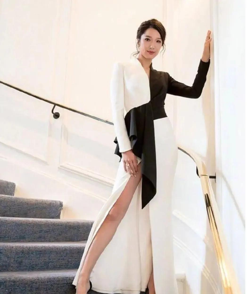 王祖蓝真会穿，穿着驼色无袖连衣裙真是高大尚，身高太显眼