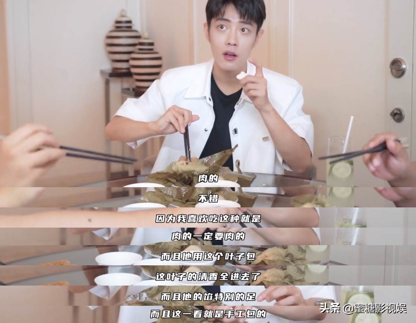 肖战更新vlog,2种美食让他表情失控,看同事剥虾看得目瞪口呆
