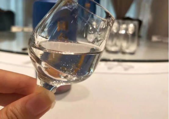 中老年人酒桌上，有這4個(gè)表現(xiàn)的人，都是“老狐貍”，千萬別輕視
