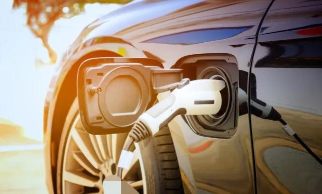 新能源真的比燃油车省钱吗？别光看电费便宜，4个附加成本是硬伤