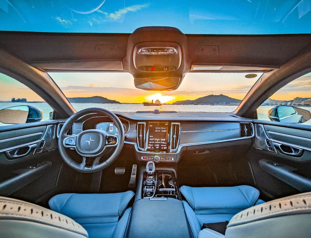 品味藝術品，置身碧海藍天試駕極星1