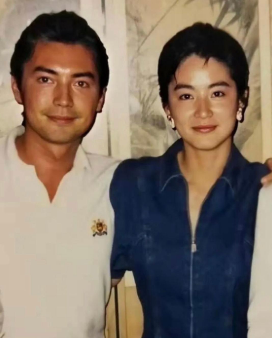 尊龙老了依然是男神，白发不染仍有贵族气质，优雅到骨子里的男人