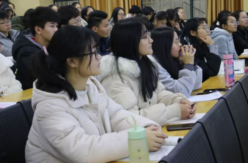 高考“良心专业”评析，师范专业受追捧，前途不比计算机差