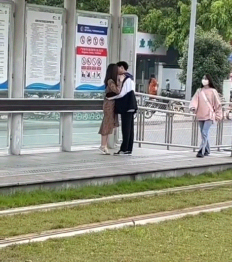 每日一笑：一对情侣在路边亲热接吻，这是可以看的吗？