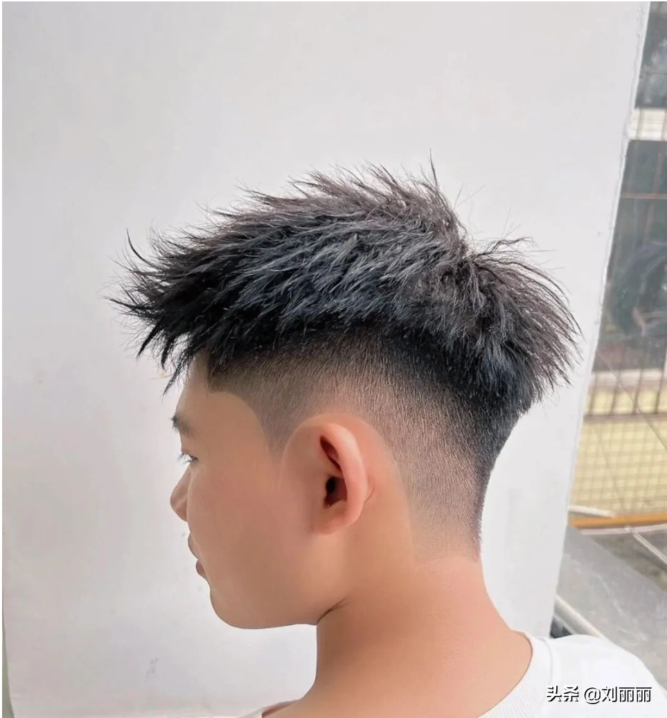 两侧铲短的男士发型,不仅可以有效的避免头发乱翘翘,还显得很清凉很