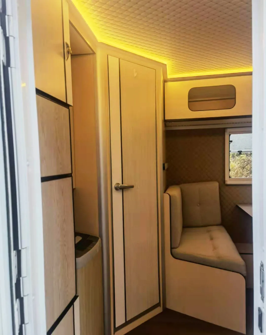 汇斯诚530T拖挂房车 材质升级 多功能吊柜可储物可变床 智能生活