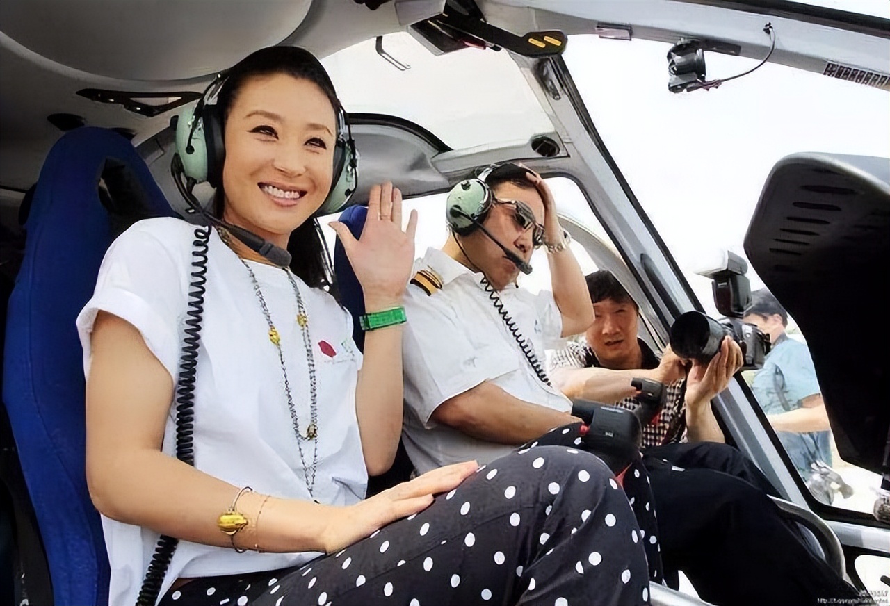 国内拥有飞机驾照的女星，豪掷400万买私人飞机！陆上座驾更吸睛