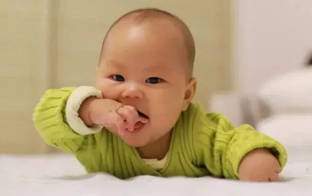 「家家母婴」宝宝吃手要不要制止？正确的做法是分情况