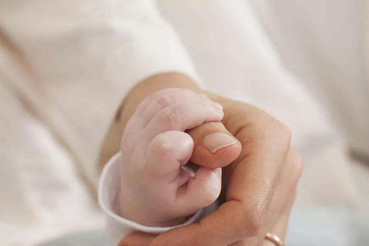 婴幼儿时期宝宝不认人,为何只要妈妈抱?其中的缘由很暖心