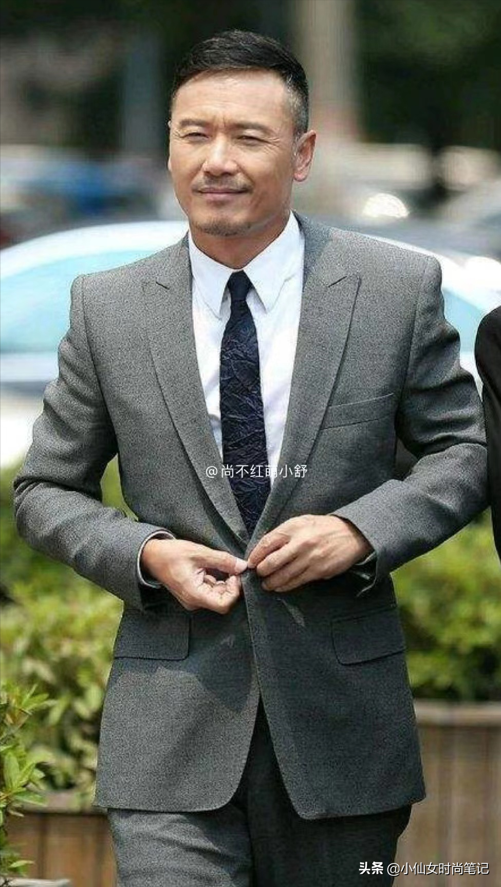 看了63岁苗侨伟的造型，才发现：这男人容貌越老，却越儒雅帅气
