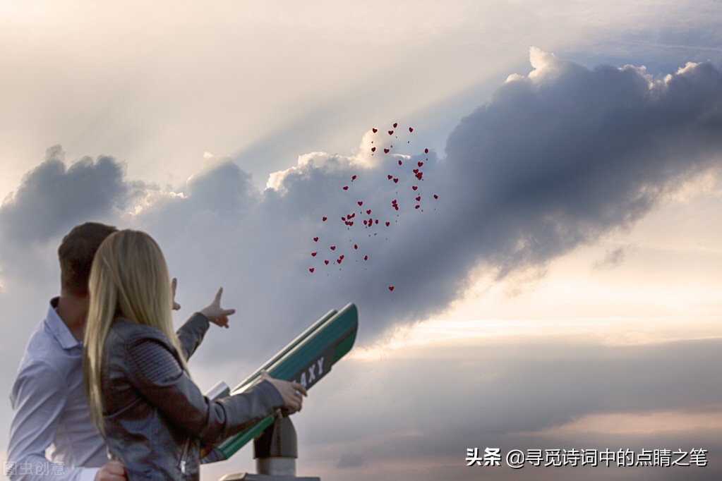 长发飘飘，如唐风宋韵里走出的诗意女子，携一缕浪漫，轻舞流年，在时光长河中留下唯美痕迹。