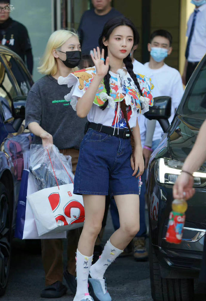 龚俊黄景瑜身穿赛车服帅酷 杨超越卡通披肩超级甜