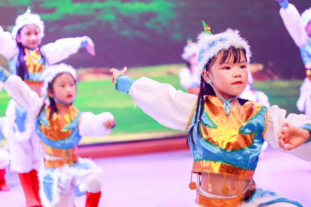 天府新区华阳实验小学举行“童星耀五月·艺术绽花开”群舞比赛