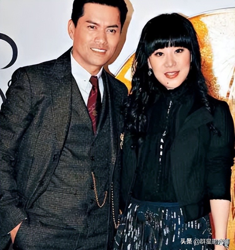 演员吕良伟：离过两次婚，欠债2000万时，三婚娶了一位贵州姑娘