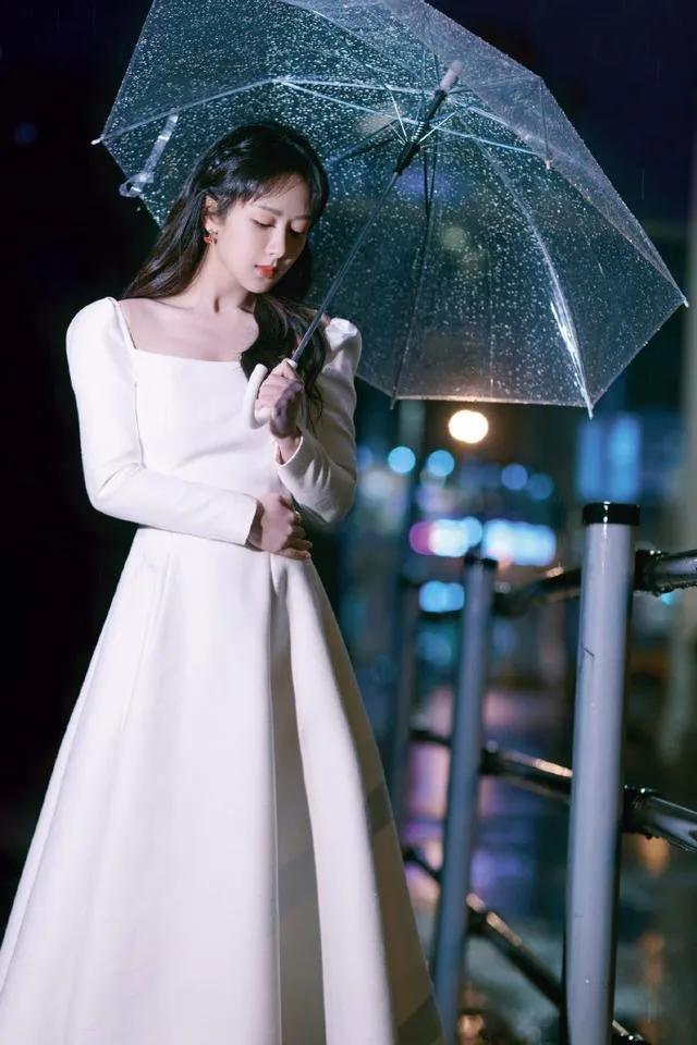 金晨迪丽热巴古力娜扎上演霓虹灯下的极限魅惑，这谁能抵挡得住呀