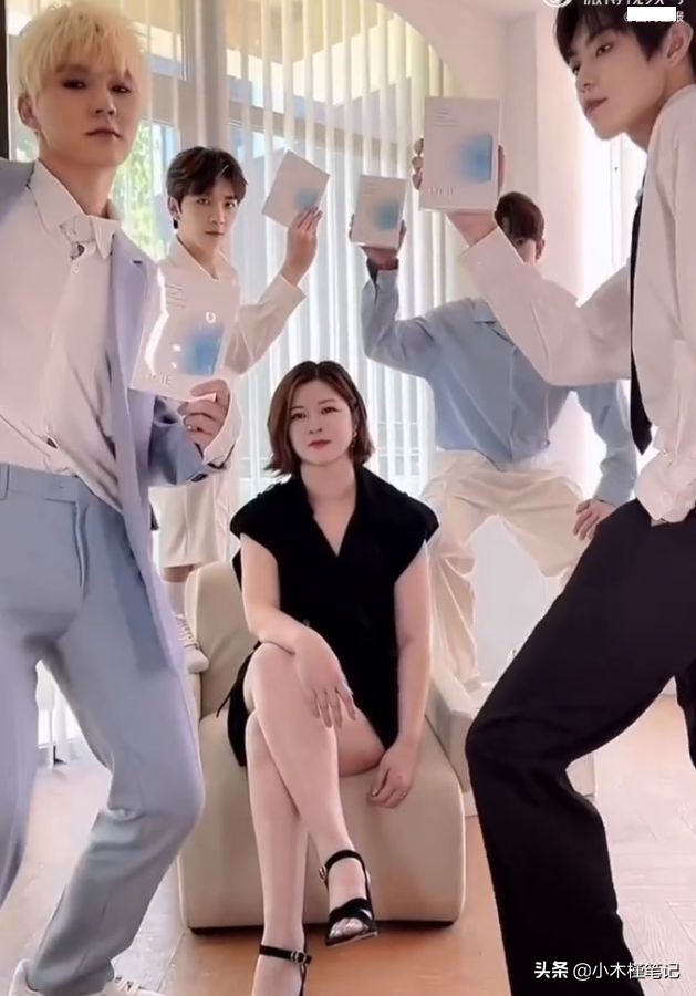 杜华与艺人拍土味视频，站C位气场强大，网友：还好王一博红的早