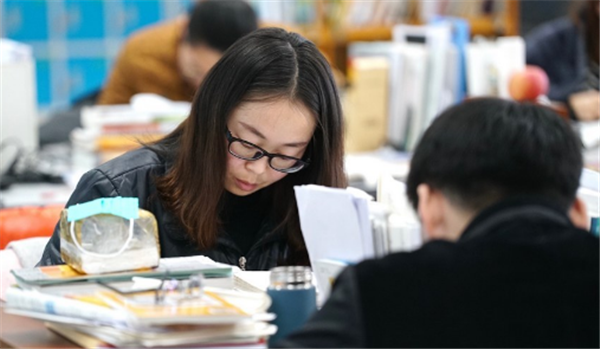 从双非考上211：考研“学霸”作息时间曝光，全程做对了这1件事