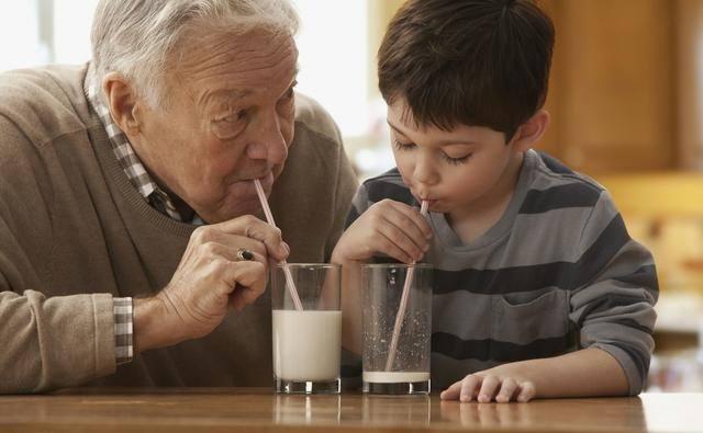 牛奶不能乱喝，脱脂牛奶好吗？还是全脂牛奶好？尤其是老年人