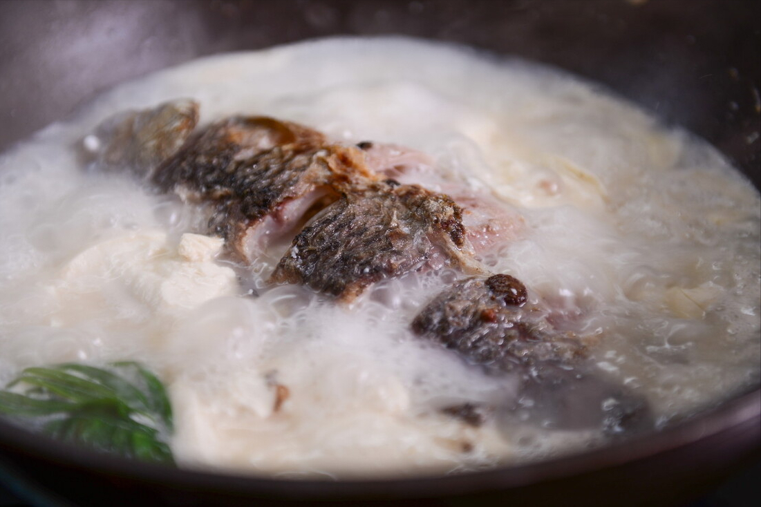 不管炖什么鱼汤，牢记5不放窍门，炖出来的鱼汤鲜美奶白，无腥味