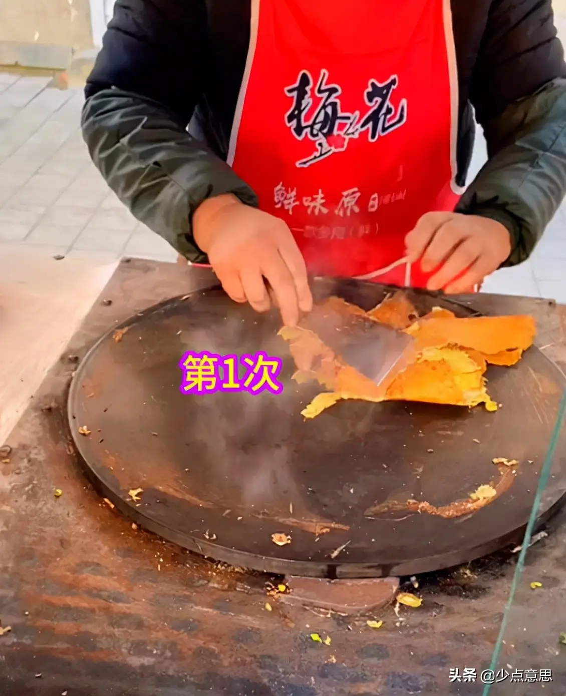 河北：大妈连摊3个煎饼，让女子怀疑身份：这手法有些特殊