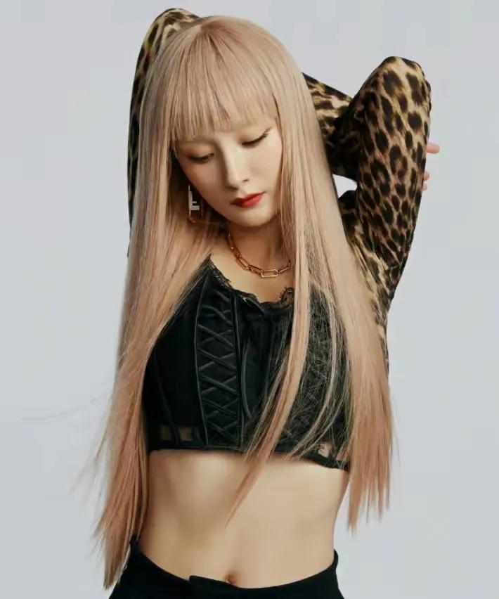 三大顶流的豹纹battle，迪丽热巴休闲惬意，赵丽颖杨幂一言难尽