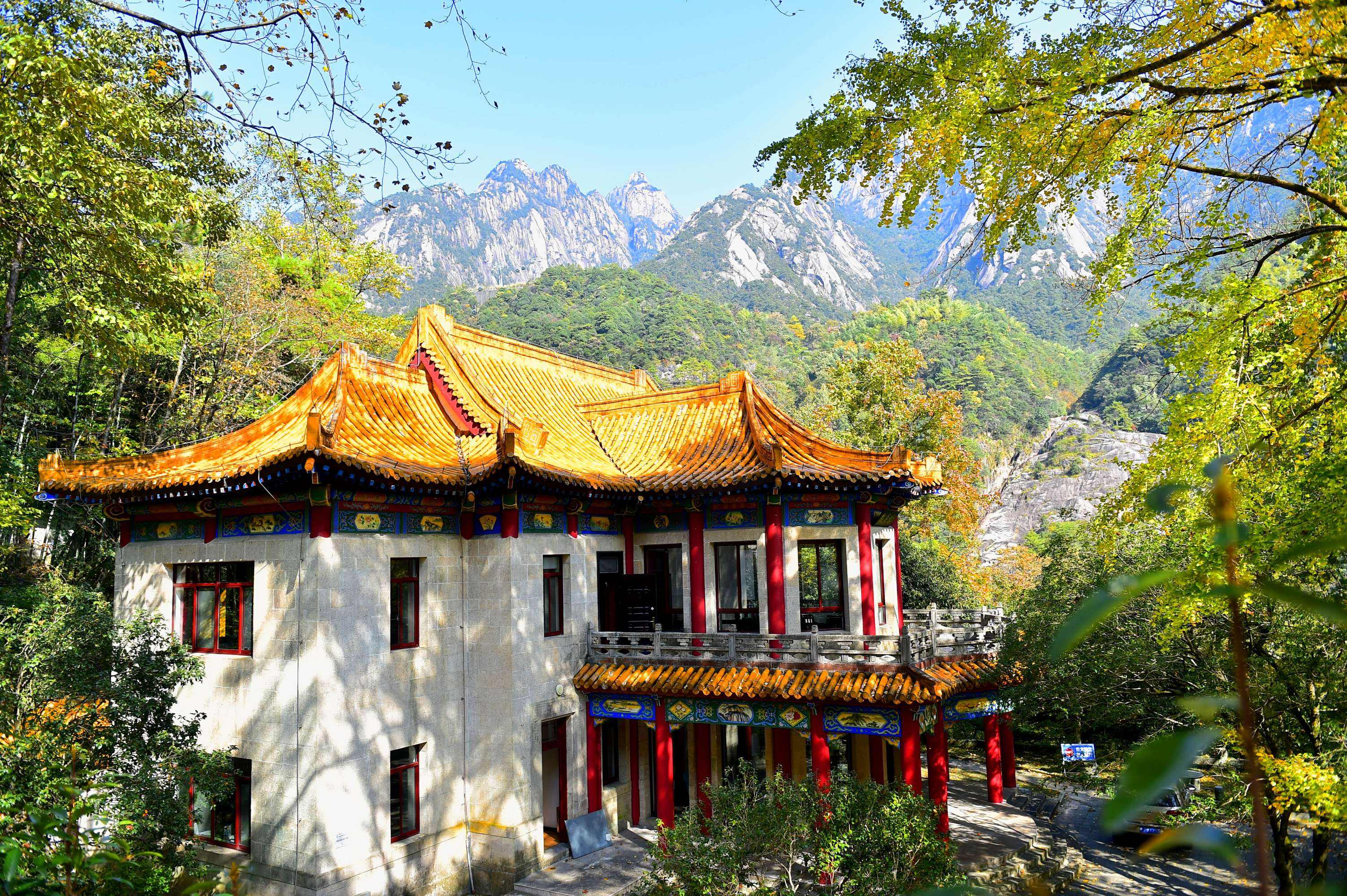 1979年75岁邓小平登黄山，随行人员担忧，邓小平：我比你们有经验