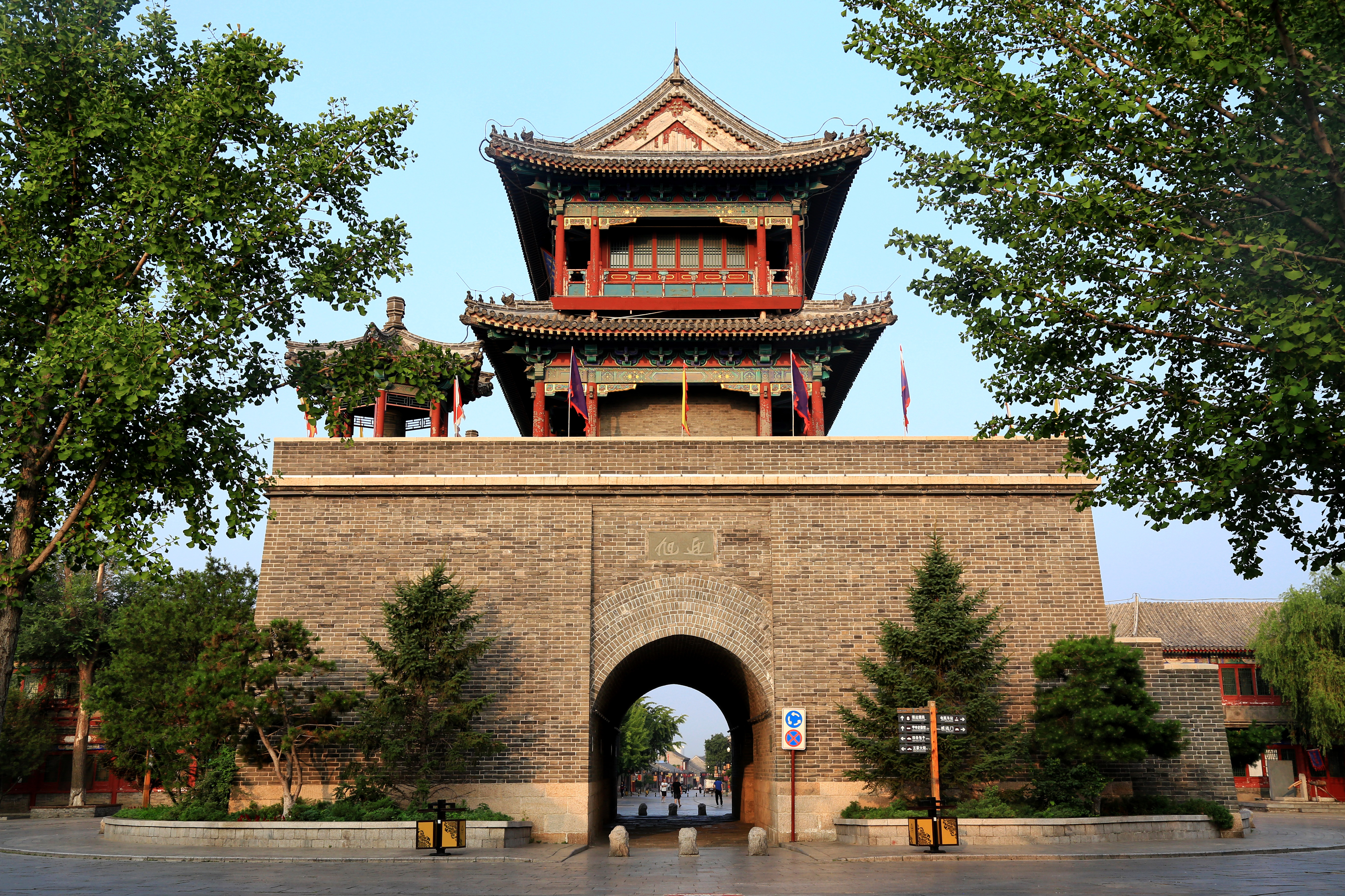 山海关古城,呈四方形,至今已有600多年的历史.